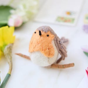 European Robin Ornament, Handmade Bird Keepsake, British Holiday Tree Decor, Felt Christmas Gift, Red-Breasted Robin Charm For Nature Lovers