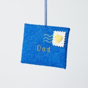 Adorno de carta a papá, tarjeta de felicitación de fieltro a mano con sobre azul, encanto del Día del Padre hecho a mano