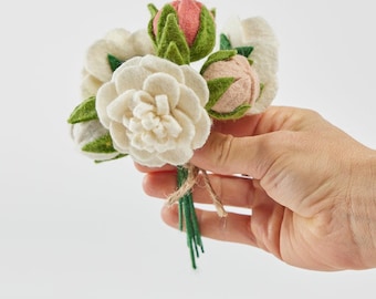 Pioenrozenboeket met vaas, handgevilte Forever Flowers, handgemaakt lentedecor