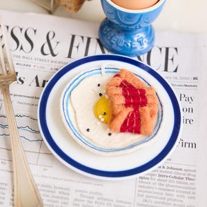 Sunny Side Up Egg & Bacon Breakfast Ornament, Hand Felted Brunch Charm, Handmade Foodie Decor
