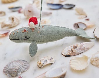 Adorno navideño de ballena gris de Santa Spyhop - Gorro rojo brillante, adorno navideño de ballena, regalo marino hecho a mano, adorno marino, decoración navideña costera