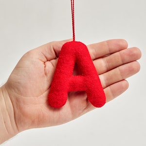 Adornos de letras rojas, encanto de personaje del alfabeto de fieltro a mano, decoración de medias navideñas hechas a mano