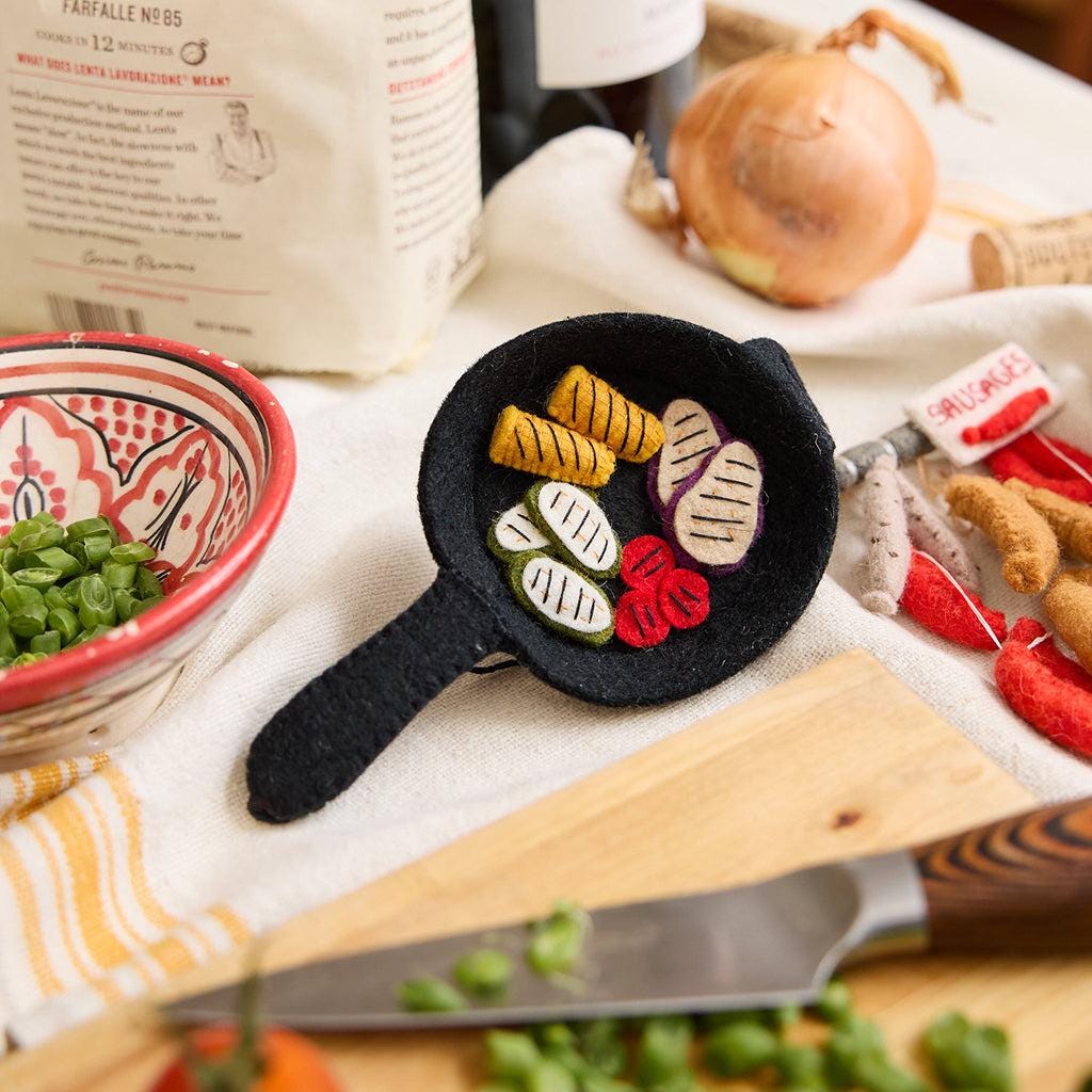 グリル野菜のスキレットオーナメント、手作りのフェルト製クッキング