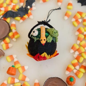 Adorno de caldero, dije caprichoso de fieltro hecho a mano, decoración de Halloween hecha a mano