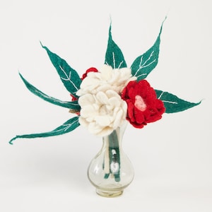 Ramo de flores de Poinsettia roja y blanca con jarrón, flores de temporada de fieltro a mano, decoración navideña hecha a mano