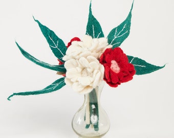 Bouquet de fleurs de poinsettia rouge et blanc avec vase, fleurs saisonnières feutrées à la main, décor de vacances fait à la main