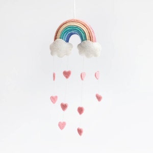 Adorno de corazón de arco iris, móvil de gotas de lluvia de amor de fieltro a mano, decoración de guardería hecha a mano