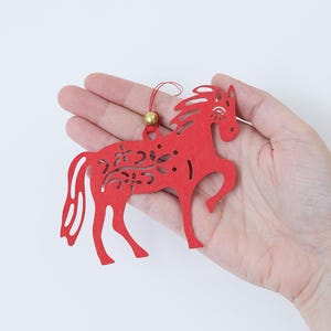 Pappershästprydnad - Set med 3, Handgjord månnyårsdekoration, Röda zodiakminnessaker som symboliserar styrka och lycka bild 4