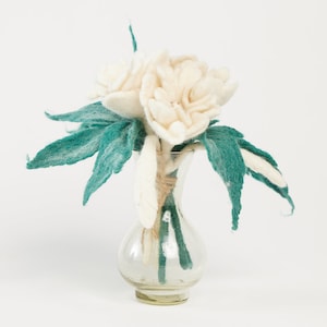 Ramo de flores de Poinsettia blanca con jarrón, floración de primavera de fieltro a mano, decoración del hogar hecha a mano
