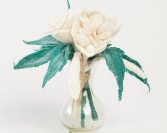 Bouquet de fleurs de poinsettia blanc avec vase, floraison printanière feutrée à la main, décoration intérieure faite à la main