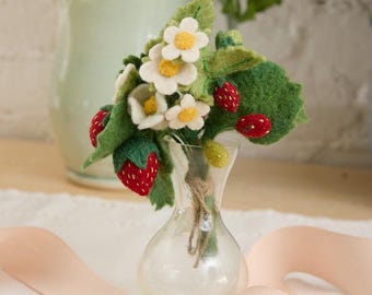 Sammleredition Erdbeerstrauß mit Vase, handgemachtes Filzblumenarrangement, Sommer Tischdekoration, Cottagecore Geschenk mit Vase