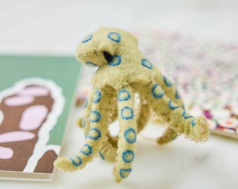 Blue-ringed Octopus Ornament, Handmade Felt Ocean Decor, Marine Wildlife Keepsake, Coastal Creature Gift, Whimsical Sea Life Collectible