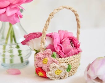 Mini Korb mit mehrfarbigen Blumen, handgefertigtes Blumenandenken, mehrfarbiges gehäkeltes gewebtes Dekor, Frühlingsferiengeschenk