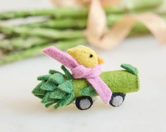 Küken im Spargel Rennauto Ornament, handgefertigtes Frühlingsandenken, Märchenbuchvogelanhänger, wunderliches Kinderzimmerdekor