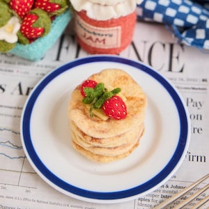 Ornement de pile de crêpes aux fraises, décoration souvenir de petit-déjeuner fait main, cadeau de cuisine en feutre pour les amateurs de brunch, décoration d'arbre des fêtes de fin gourmet