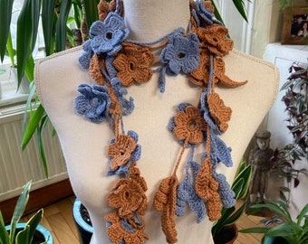 Long collier au crochet pour tous les jours/couleurs pastel bleu-brun guirlande de cou en tricot à la main/collier de bijoux au crochet bohème/cadeau pour elle