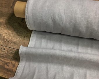Weicher texturierter grauer Leinenstoff, Schüttgut, Neutrales Wohndekor-Textil, 145 cm breit