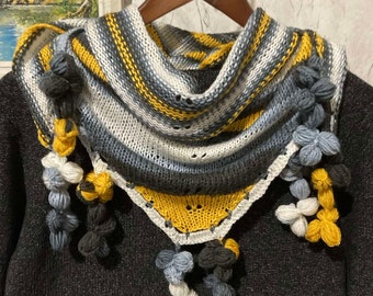 Écharpe au crochet dégradé jaune-gris-blanc/écharpe triangulaire tricotée à la main avec pompons/Col cache-cœur bohème/cadeau pour elle/Préparation à expédier