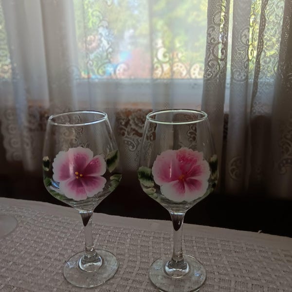 Copas de vino pintadas a mano. Flores rosas y burdeos con hojas verdes. Juego de dos.