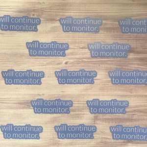 以下が含まれることがあります： 白で「will continue to monitor.」と印刷された青いステッカーが10枚です。
