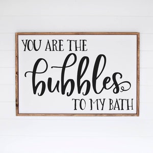 Könnte beinhalten: Ein weißes Holzschild mit einer schwarzen Aufschrift, die lautet "You are the bubbles to my bath".
