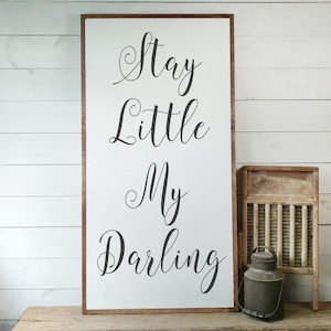 Znak Stay Little My Darling, DARMOWA WYSYŁKA, Znak pokoju dziecięcego, Znak przedszkola, Znak pokoju dziecięcego, Znak pokoju dziecięcego, Prezent do pokoju dziecięcego, Drewniany znak PS33