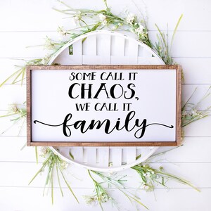 Einige nennen es Chaos Wir nennen es Familienschild, Familienwanddekor, Hochzeitsgeschenk, Jahrestagsschild, Bauernhausschild Holzschild