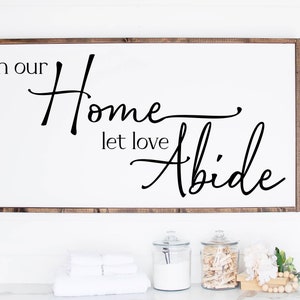 In unserem Haus Let Love Abide Zeichen, Familien Wanddekor, Hochzeitsgeschenk, Jahrestag Zeichen, Bauernhaus Zeichen Holzschild