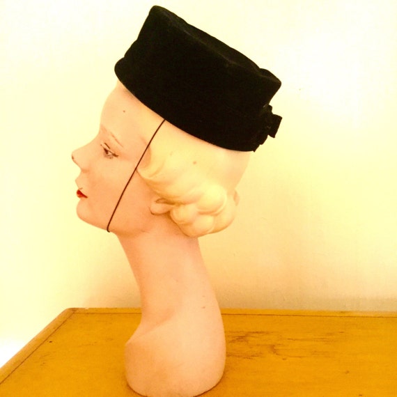 1960's Black Velvet Pullbox Hat - image 3