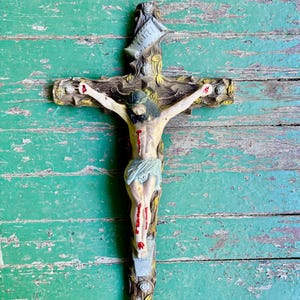 Vintage Mid Century Large 22” Wall Mounted Ornate Chalkware Crucifix in Good Condition
