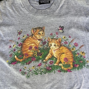 Camiseta de los 90 con costura simple y lindos gatitos atigrados naranjas en el jardín, talla XL