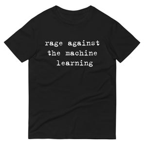 Op de afbeelding: Zwart T-shirt met witte tekst die "rage against the machine learning" luidt.