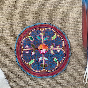 Okrągły gobelin ołtarzowy haftowany metodą Shipibo, 10 cali