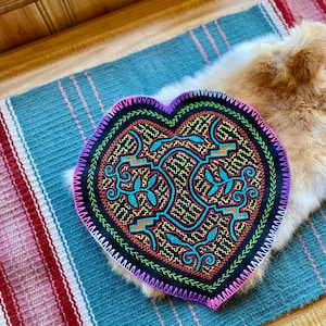 Tapiz de altar Shipibo en forma de corazón de 25 cm / Parche bordado a mano en forma de corazón