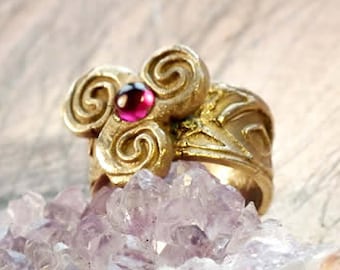 Unisex ring, Celtic/wicca Triskel/triskelion handmade in goldbronze or copper+ plain or with 1 red or  blue  synt corundum