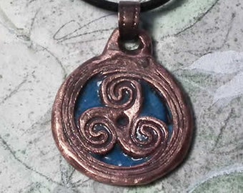 Unisex Pendant :  copper triskel/triskelion/triiskel + "champleve" enamel ( 9 colours possible)on a black leather strap.  for men or women