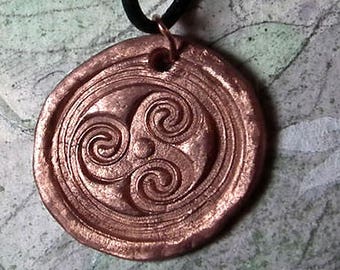 Celtic unisex wicca pendant, triskel handmade in copper, on a black leather strap, goldcolor and  silver color bronze possible.