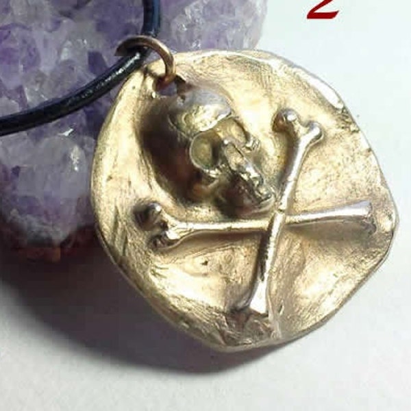 Pendentif Crâne & fémurs croisés Bronze Couleur Or bijou unisexe Tête de Mort, Homme et Femme Biker Pirate Cuivre   poss.