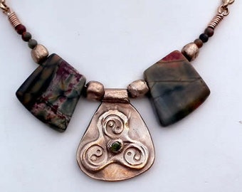 Celtic/Viking Necklace handmade goldbronze triskelion with taoist 3 Yin/yang , green zirconia, picasso jasper, Perlen & vintage brass chain