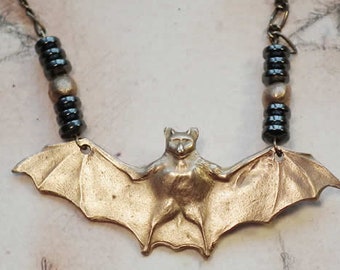 Collier Gothique Chauve Souris en Bronze couleur or perles Hematites chaine vintage en laiton  pièce unique