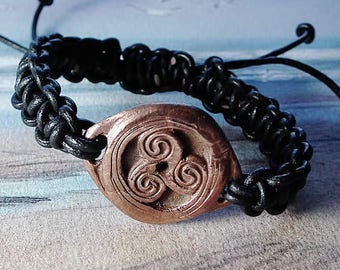Unisex ajustable Triskelion bracelet, celtic/wiccan symbol  in copper and black leather macrame leather  -  Druidic, for men or women