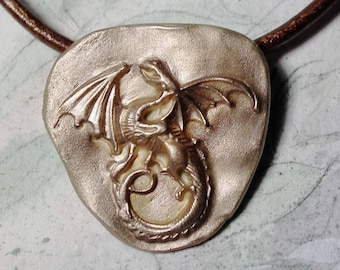 Collier médaillon dragon fait main en bronze couleur or sur tour du cou en cuir mordoré(aussi en cuivre  cuir noir)