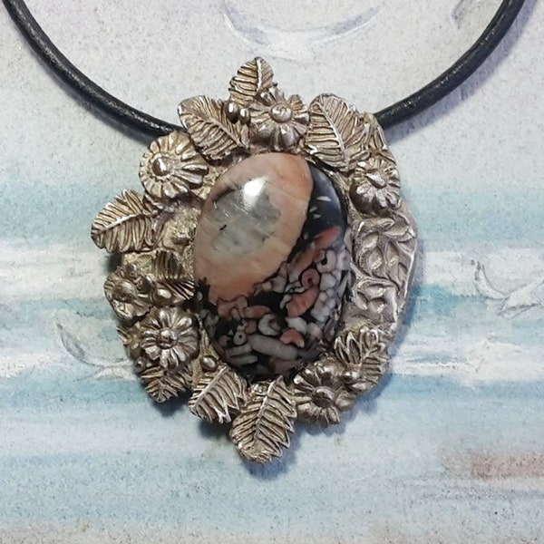 collier style bohême bronze couleur argent décor floral+cabochon de crinoide fossile rose & tour du cou en cuir noir+ chaine de rallongement
