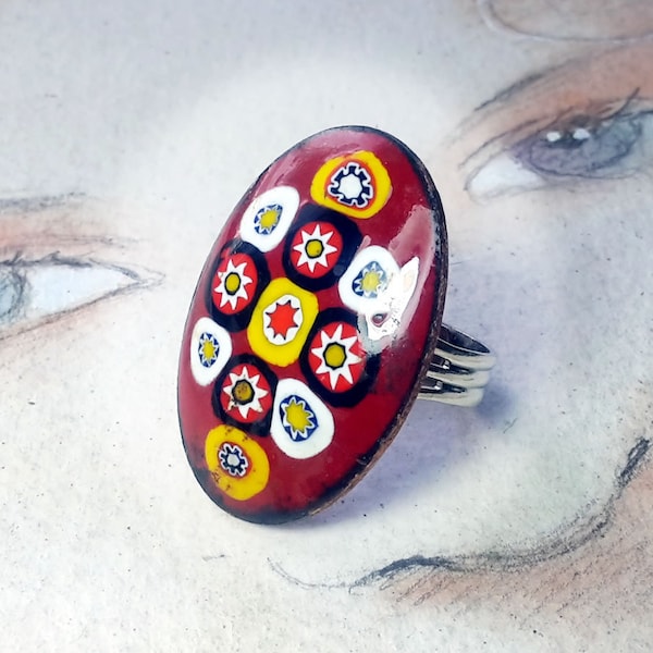 Bague  monture anneau de metal couleur argent et chaton ovale 33x23mm en émail grand feu rouge orné de millefiori de Murano