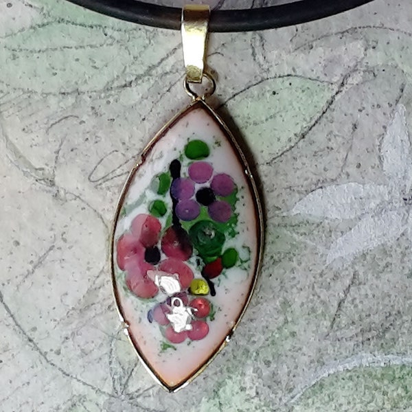 Pendentif romantique, fait main en émail, fleurs roses, violettes, mauves, monture à griffe couleur  or  Tour du cou noir  synthétique