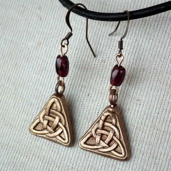 Boucles d'oreilles celtique, triangles de bronze avec noeud celte de la trinité & perles de vrai grenat. Sur commande bronze blanc ou cuivre