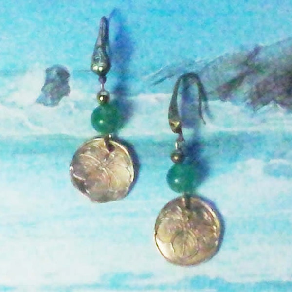 Boucles d'oreilles en Bronze couleur or au décor floral orné de perles d'agate teintées vertes. Look art nouveau,clip ou crochet