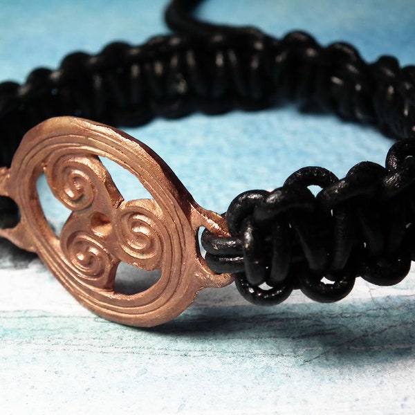 Bracelet celte/wiccan/druidique unisexe ajustable, Triskel fait main en cuivre+macramé de cuir noir, aussi en bronze couleur or
