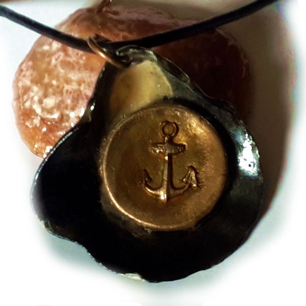 Pendentif, ancre de marine en goldy bronze, anomia noire, la résine lui donne l'aspect mouillé par la mer, lacet  cuir noir