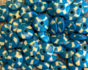 12 średnich, ręcznie robionych ceramicznych koralików, gładkie spodki, typ „Quetzal” (dwukolorowe).